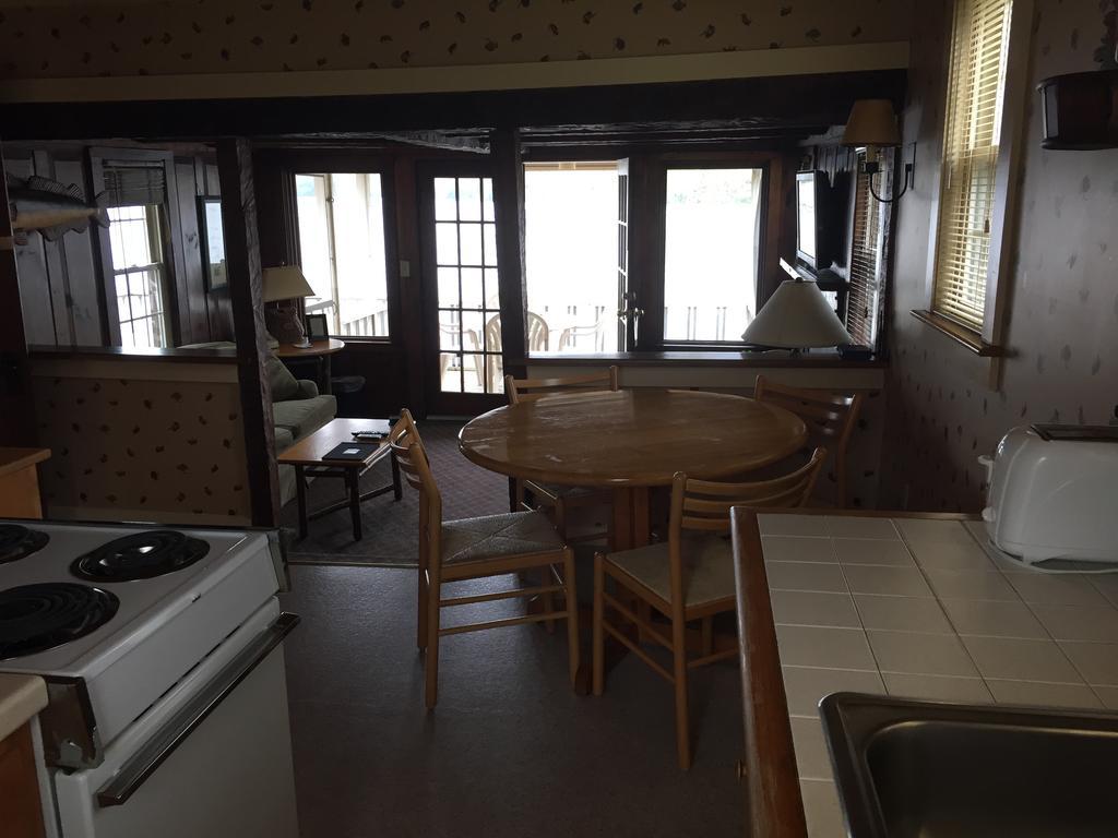 Willoughvale Inn Westmore Newport Room photo