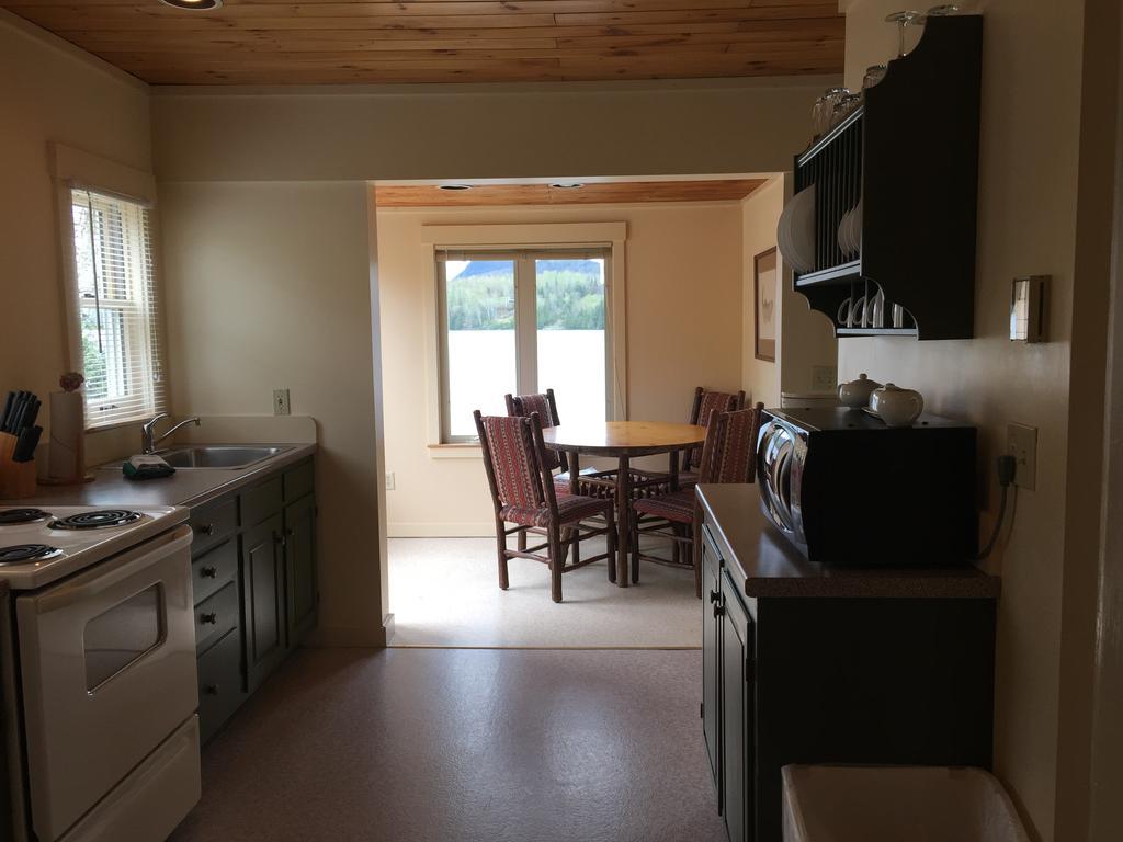 Willoughvale Inn Westmore Newport Room photo